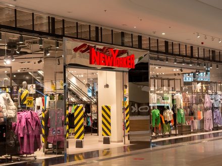 Oblečení, bankovní služby i&nbsp;klíčové stavby. I&nbsp;dva roky po invazi na Ukrajinu vydělávají v&nbsp;Česku firmy působící v&nbsp;Rusku