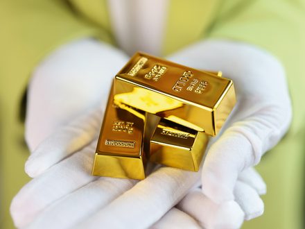 Zlato ztrácí lesk. Krize nutí investory prodávat