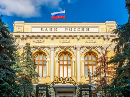 Ruská centrální banka znovu snižuje sazby. Inflace polevuje, ekonomika zůstává pod tlakem