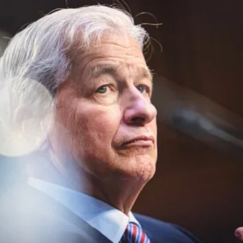 Šéf JPMorgan varuje: honba za úroky začíná připomínat roky před krizí 2008