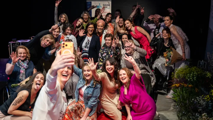 La Fabrika patřila ženám: Charitativní přehlídka Každá jsme krásná propojila módu, inkluzi i&nbsp;technologii