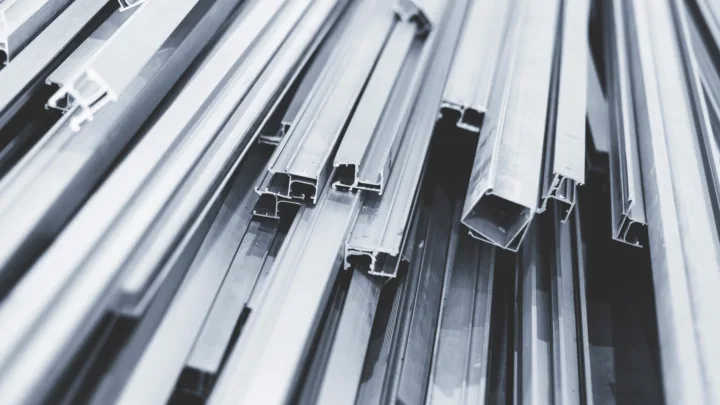 Hliník v&nbsp;geopolitickém sevření. Evropa platí prémii