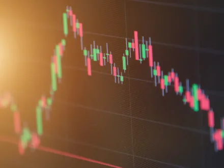 Americké kvartální výsledky. Válka i&nbsp;sazby brzdí očekávání